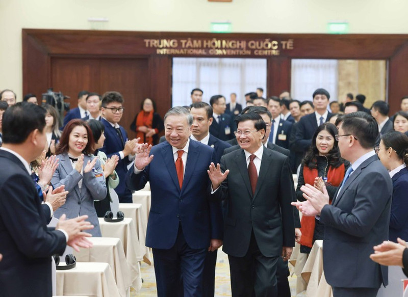 General Secretary of the CPV Central Committee To Lam and Party General Secretary and President of Laos Thongloun Sisoulith attend the briefing session on January 26. (Photo: VNA)