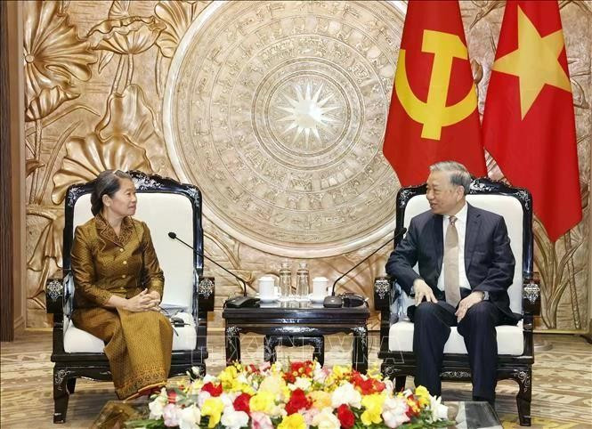 General Secretary of the Communist Party of Viet Nam Central Committee To Lam (right) and Vice President of the Cambodian People’s Party Men Sam An at the meeting in Ha Noi on January 26 (Photo: VNA)