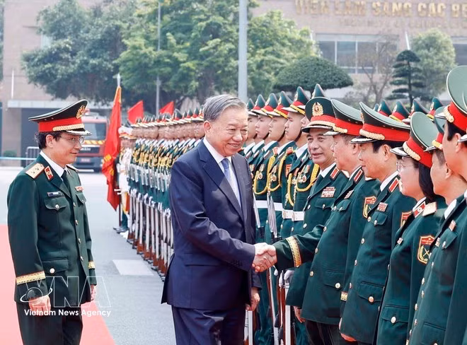 Party General Secretary To Lam is welcomed to the hospital by military officials. (Photo; VNA)
