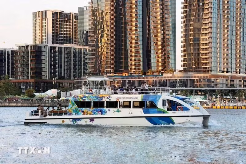 A cruise ship takes visitors tour Ho Chi Minh City on the Sai Gon River. (Photo: VNA)