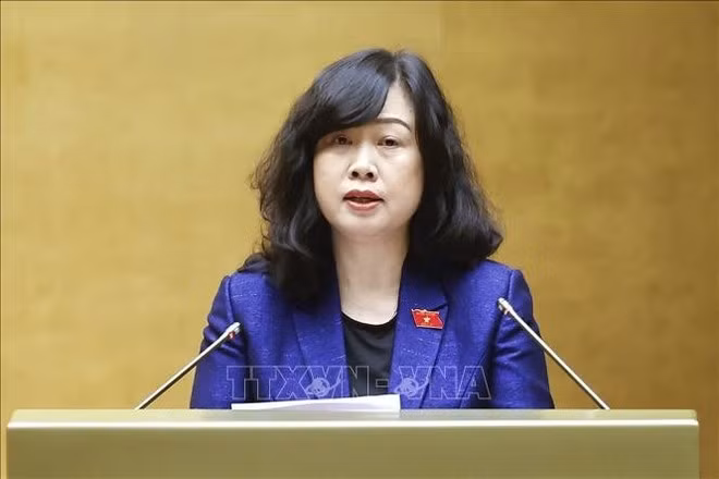 Health Minister Dao Hong Lan presents the Government’s proposal on the draft National Assembly resolution outlining mechanisms and policies to effectively implement the Politburo’s Resolution No. 72-NQ/TW dated September 9, 2025. (Photo: VNA)