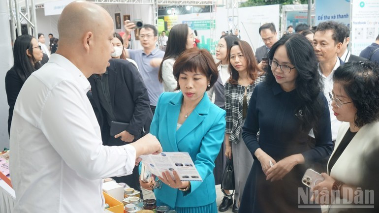Vietnamese enterprises introduce products with export potential through cross-border e-commerce to delegates and guests. (Photo: TRUNG HUNG)