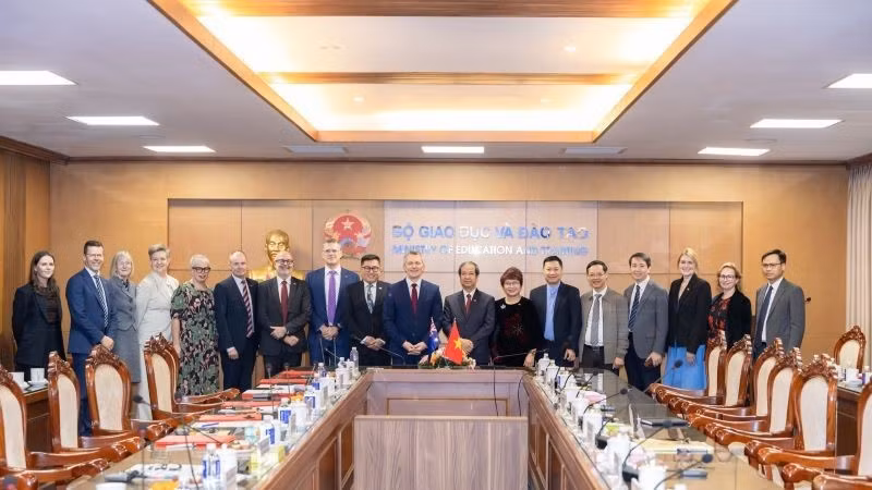 Signing ceremony between leading Australian universities and the Department of International Cooperation, Ministry of Education and Training of Viet Nam, under Project 89 on enhancing the capacity of academic staff and managers at higher education institutions. (Photo: The Australian Embassy in Viet Nam)