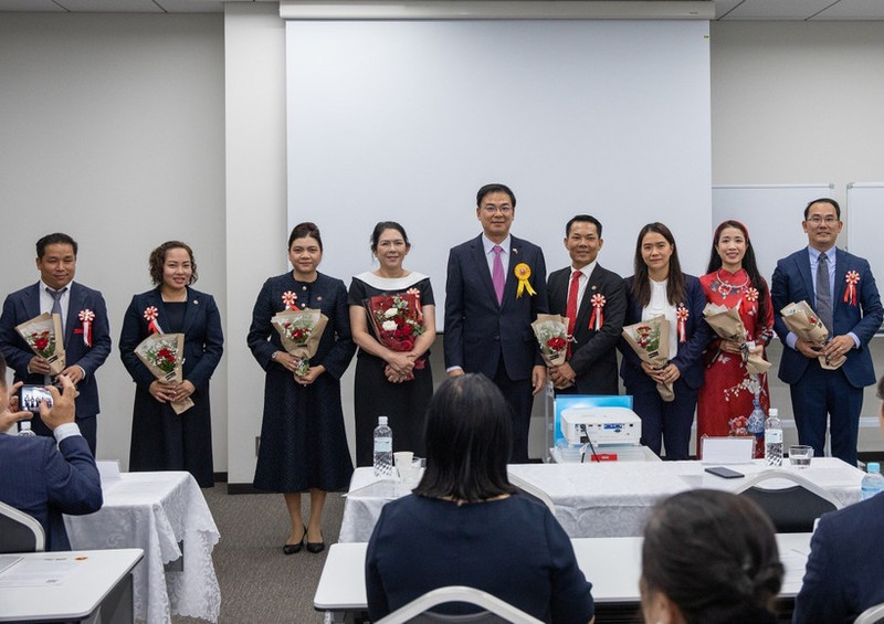 Vietnamese Ambassador to Japan Pham Quang Hieu (centre) presents flowers to congratulate the new Executive Board of the Viet Nam Business Association in Japan. (Photo: VNA)