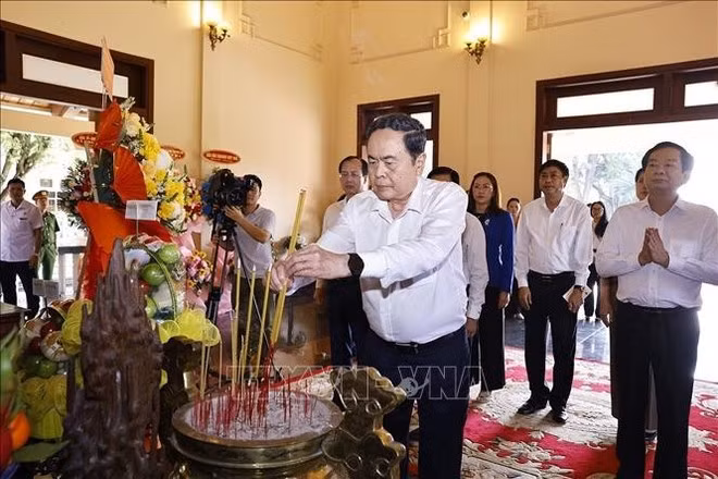 NA Chairman Tran Thanh Man offers incense at the memorial of late Prime Minister Vo Van Kiet in Trung Thanh commune. (Photo: VNA)