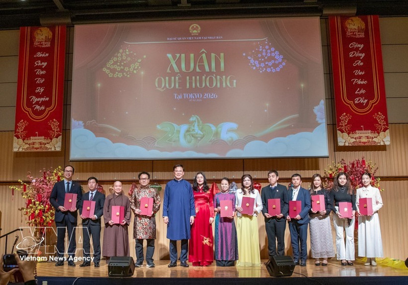 Vietnamese Ambassador to Japan Pham Quang Hieu commends collectives that have made significant contributions to community work in 2025 (Photo: VNA)