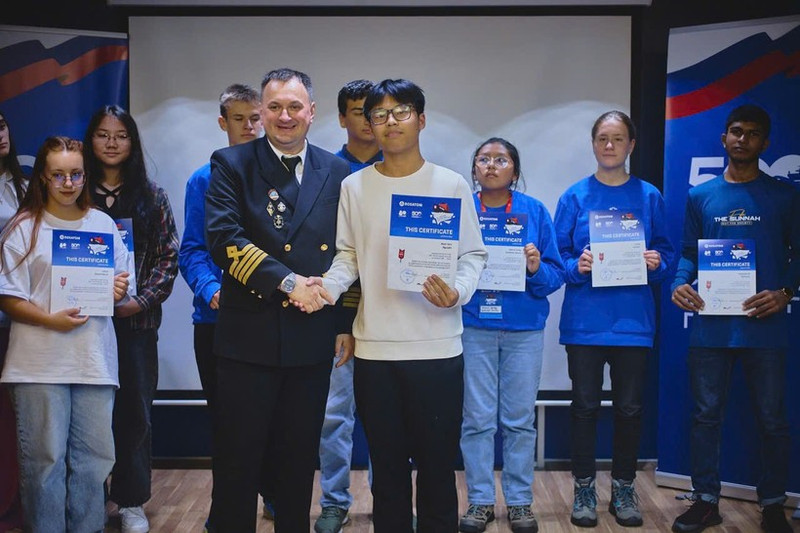 The captain presented certificates of completion of onboard lessons to the contestants.