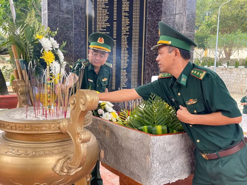 Officers and soldiers of the An Thoi Port Border Post offer incense in memory of fallen heroes at the historical site of the Phu Quoc Prison.