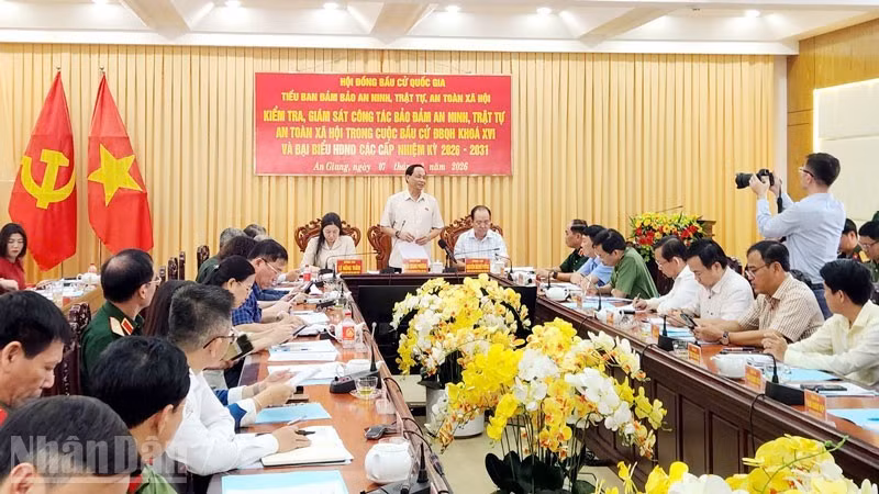 NA Vice Chairman, Senior Lieutenant General Tran Quang Phuong inspects election preparations in An Giang.