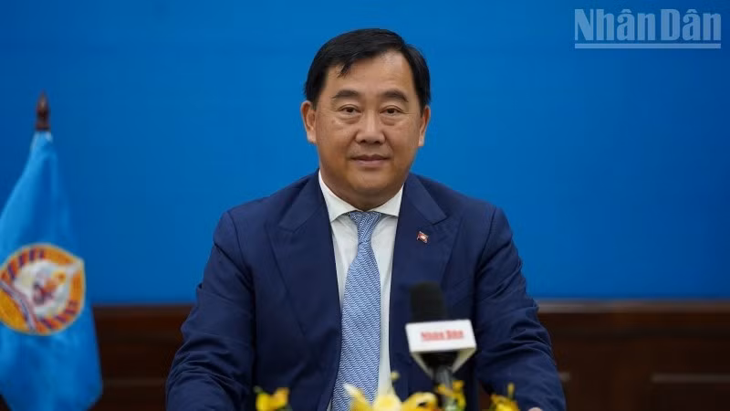 Sous Yara, Spokesperson and First Vice Chairman of the CPP's External Relations Commission speaks to a reporter from Nhan Dan newspaper based in Cambodia. (Photo: DINH TRUONG)