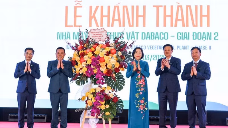 NA Vice Chairwoman Nguyen Thi Thanh presents flowers at the inauguration ceremony of the second phase of Dabaco Viet Nam Group’s vegetable oil plant.