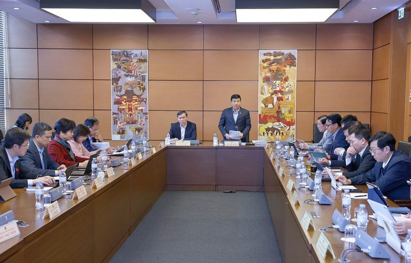 National Assembly deputies of Lam Dong and Nghe An provinces discuss in group during the 10th session of the 15th National Assembly on November 4 afternoon. (Photo: VNA)