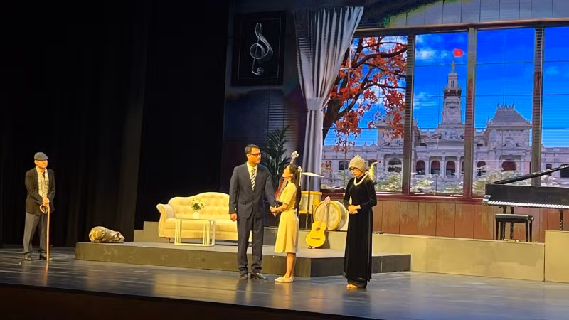 The play “The Third Person” pays tribute to the achievements and silent sacrifices of the People's Public Security force as well as Vietnamese artists and intellectuals. (Photo: nhandan.vn)