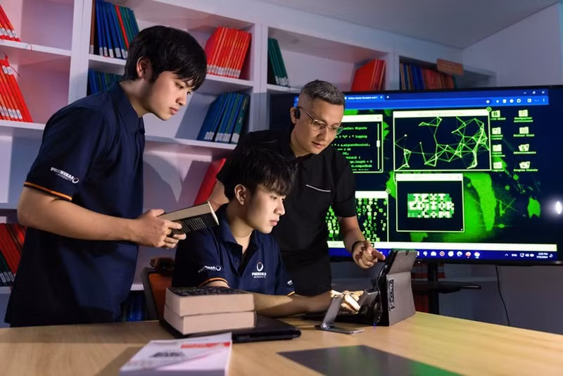 Guiding students at Phenikaa University in “hands-on” exercises to counter cyberattacks. (Photo: NGOC THOM)