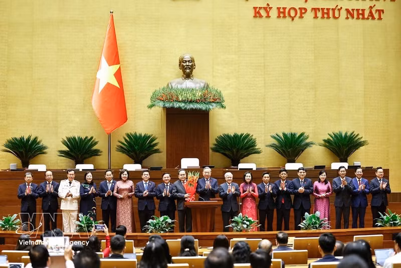 Party General Secretary To Lam, on behalf of deputies of the 16th National Assembly, presents flowers in congratulation to NA Chairman Tran Thanh Man, NA vice chairpersons, and NA Standing Committee members. (Photo: VNA)