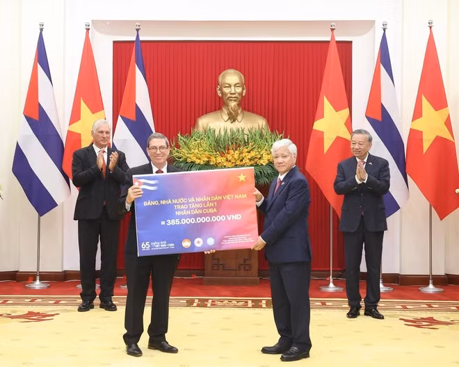 The Party, State, and people of Viet Nam present the Cuban people with the first tranche of assistance worth 385 billion VND. (Photo: VNA)