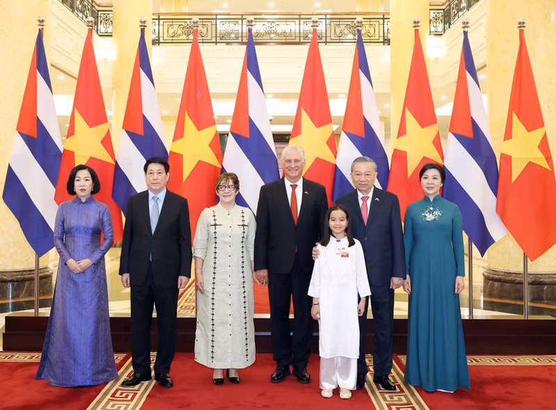 General Secretary of the Communist Party of Viet Nam Central Committee To Lam, State President Luong Cuong, and their spouses jointly preside over a state banquet in Ha Noi on September 1 in honour of First Secretary of the Communist Party of Cuba Central Committee and President of Cuba Miguel Díaz-Canel Bermúdez and his spouse Lis Cuesta Peraza, (Photo: VNA)