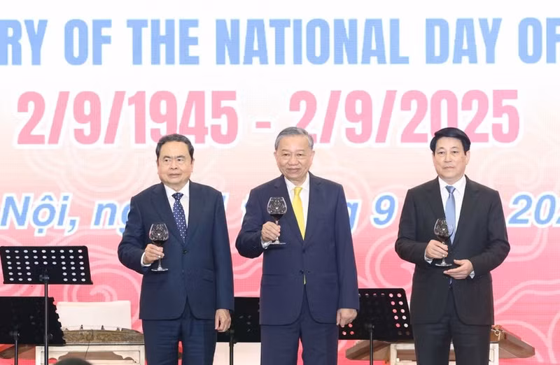 Party General Secretary To Lam (middle), National Assembly Tran Thanh Man (L) and State President Luong Cuong at the banquet (Photo: VNA)