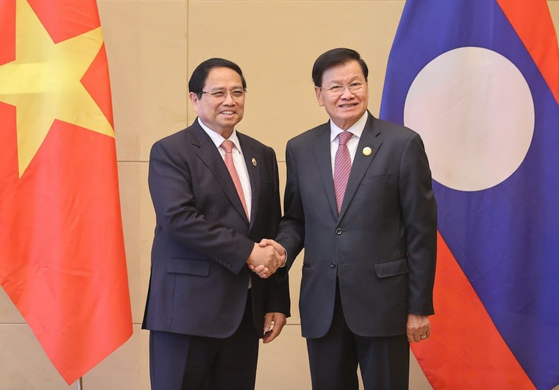 Prime Minister Pham Minh Chinh (L) meets with General Secretary of the Lao People’s Revolutionary Party (LPRP) and President of Laos Thongloun Sisoulith in Tianjin, China on September 1 (Photo: VNA)
