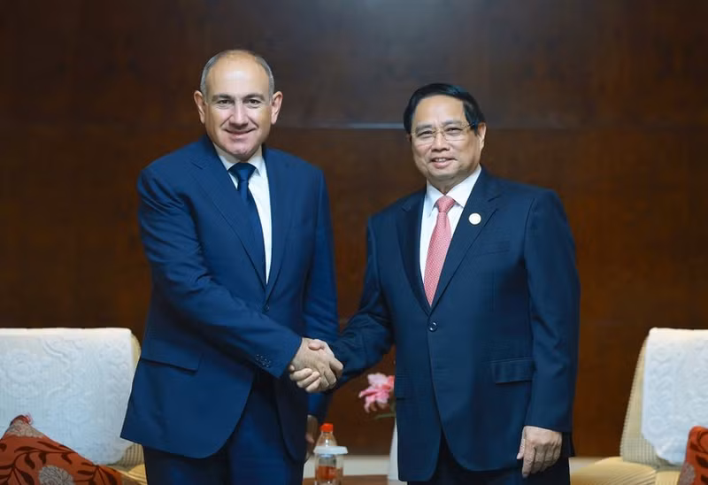 Prime Minister Pham Minh Chinh (R) meets with his Armenian counterpart Nikol Pashinyan on September 1, on the sidelines of the Shanghai Cooperation Organisation (SCO) Summit in Tianjin, China. (Photo: VNA)
