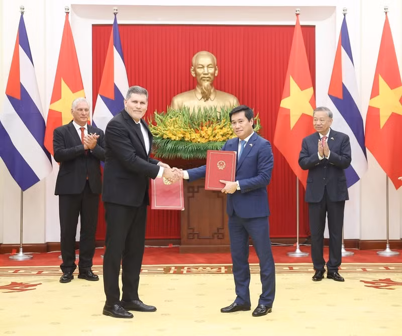General Secretary of the Communist Party of Viet Nam Central Committee To Lam (R, second row) and First Secretary of the Communist Party of Cuba Central Committee and President of Cuba Miguel Díaz-Canel Bermúdez witness exchange of the minutes of the 42nd session of the Viet Nam–Cuba Intergovernmental Committee on economic and scientific–technical cooperation. (Photo: VNA)