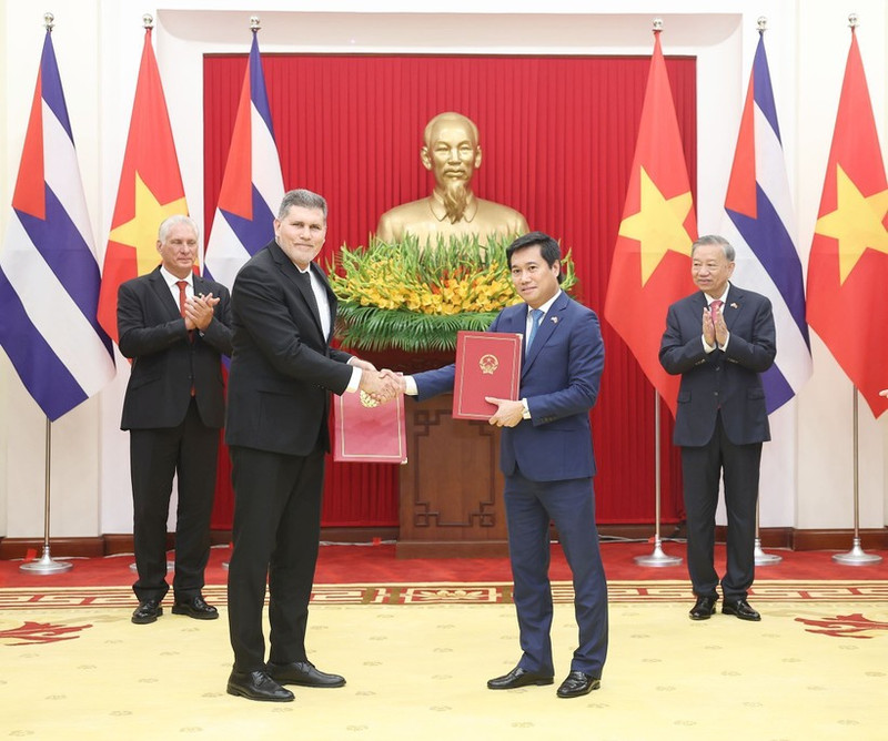 General Secretary of the Communist Party of Viet Nam Central Committee To Lam (R, second row) and First Secretary of the Communist Party of Cuba Central Committee and President of Cuba Miguel Díaz-Canel Bermúdez witness exchange of the minutes of the 42nd session of the Viet Nam–Cuba Intergovernmental Committee on economic and scientific–technical cooperation. (Photo: VNA)