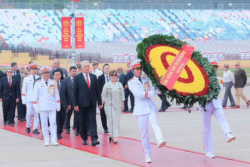 First Secretary of the Communist Party of Cuba Central Committee and President of Cuba Miguel Díaz-Canel Bermúdez and his spouse Lis Cuesta Peraza pay tribute to President Ho Chi Minh on August 31 afternoon. (Photo: VNA)