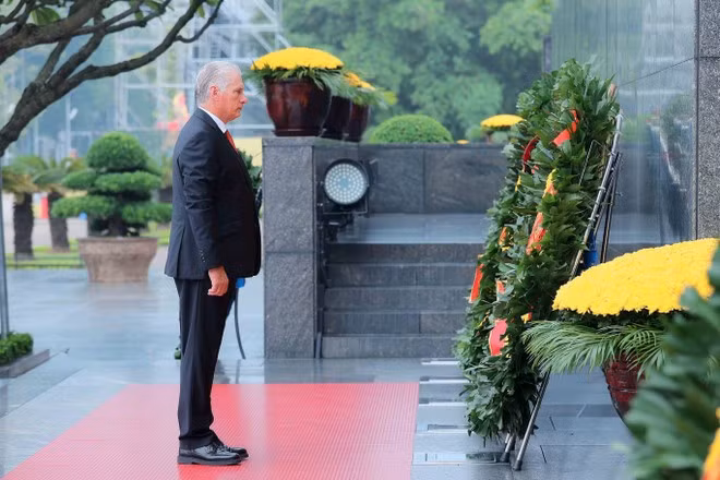 First Secretary of the Communist Party of Cuba Central Committee and President of Cuba Miguel Díaz-Canel Bermúdez lays a wreath in tribute to President Ho Chi Minh at his mausoleum in Hanoi on August 31 afternoon. (Photo: VNA)
