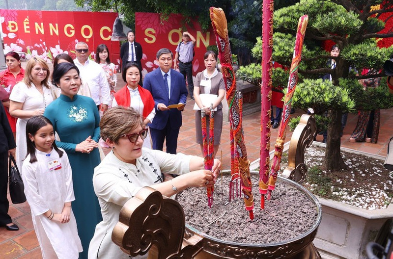 Madam Ngo Phuong Ly and Madam Lis Cuesta Peraza offer incense at Ngoc Son Temple. (Photo: VNA)