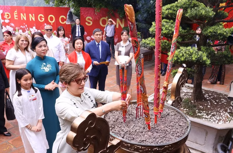 Madam Ngo Phuong Ly and Madam Lis Cuesta Peraza offer incense at Ngoc Son Temple. (Photo: VNA)
