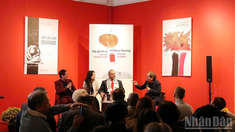 Poet Nguyen Quang Thieu and poet Murad Sadani discuss the two books, moderated by poet Huu Viet. (Photo: KHIEU MINH)