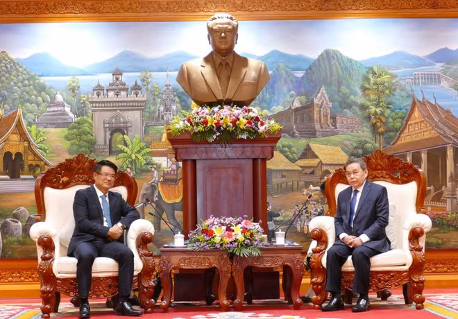 Lao National Assembly President Saysomphone Phomvihane (R) hosts a reception for Prosecutor General of the Supreme People’s Procuracy of Vietnam Nguyen Huy Tien. (Photo: VNA)