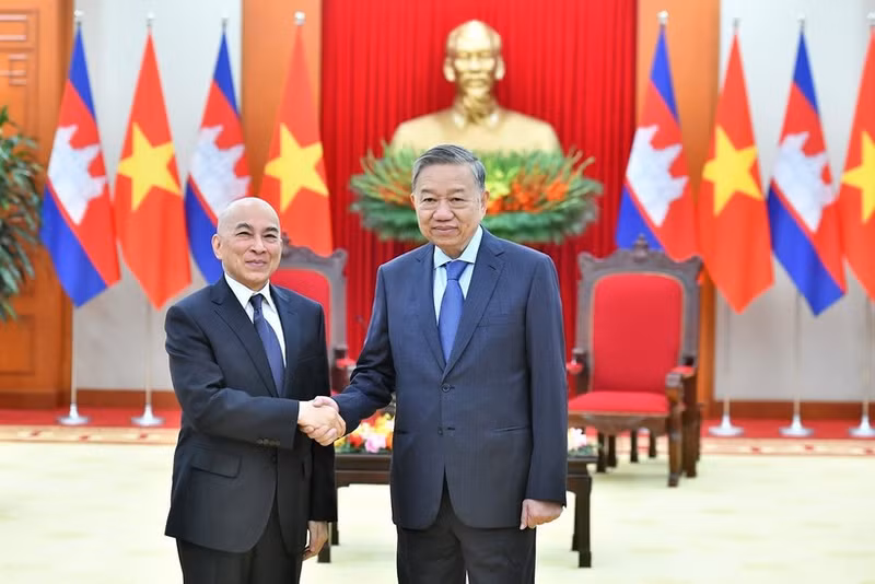 Party General Secretary To Lam (R) and Cambodian King Preah Bat Samdech Preah Boromneath Norodom Sihamoni (Photo: VNA)