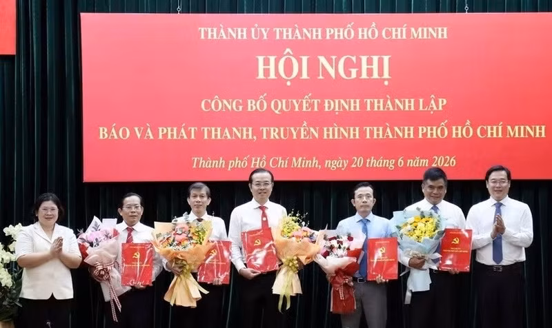 Ho Chi Minh City Party Committee leaders present appointment decisions to the Director General and Deputy Directors General of the city press and radio-television agency. (Photo: VNA)