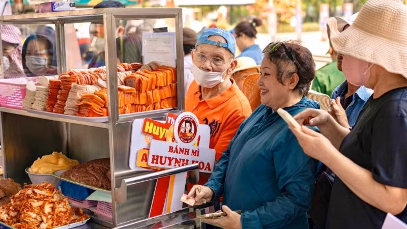 Customers buying bread at the Huynh Hoa shop. (Photo: nhandan.vn)