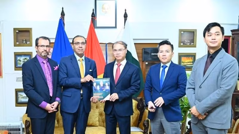 Ushman Shaukat, President of the Rawalpindi Chamber of Commerce and Industry, presents a book to Ambassador Pham Anh Tuan. (Photo: The Embassy of Viet Nam in Pakistan)