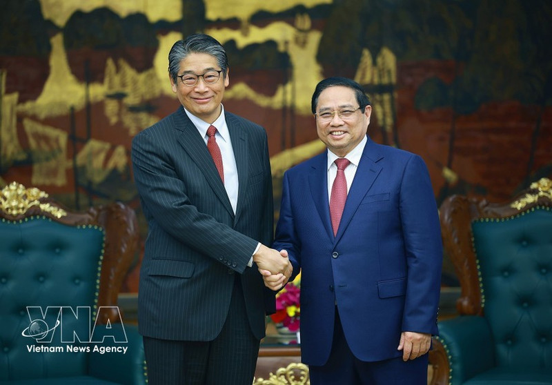 Prime Minister Pham Minh Chinh (right) receives Japanese Ambassador to Viet Nam Ito Naoki on March 17. (Photo: VNA)