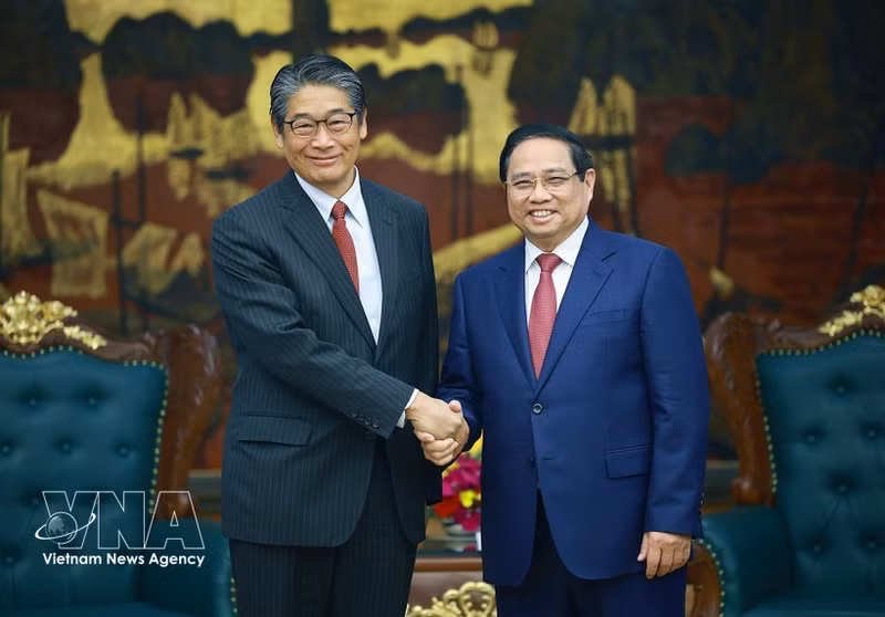 Prime Minister Pham Minh Chinh (right) receives Japanese Ambassador to Viet Nam Ito Naoki on March 17. (Photo: VNA)