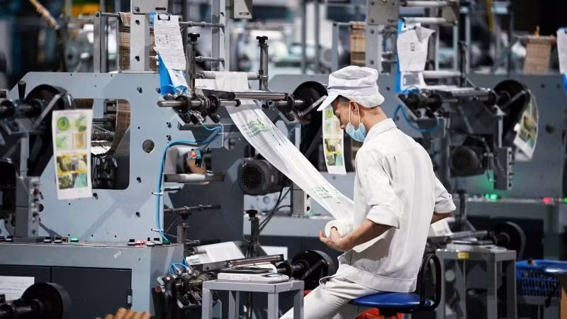 Gradual removal of bottlenecks creates momentum for effective private sector development. (Photo: nhandan.vn)