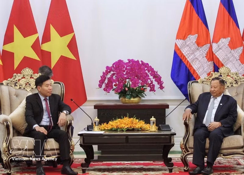 Vice President of the Cambodian People's Party (CPP) and Chairman of the Standing Board of the CPP Central Committee Samdech Say Chhum (R) receives Deputy Minister of Foreign Affairs Nguyen Manh Cuong in Phnom Penh. (Photo: VNA)
