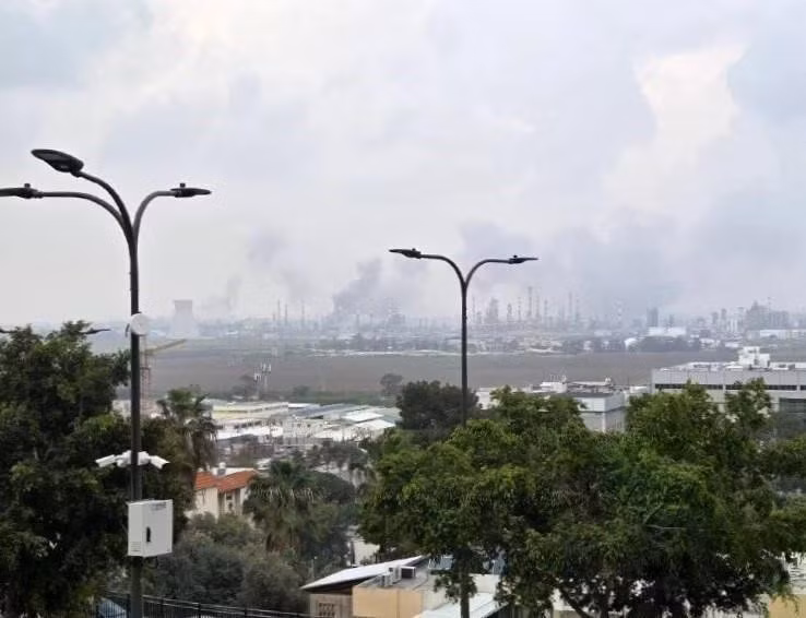 Smoke rises from an oil well in Haifa city, northern Israel, after being hit by a missile launched from Iran on March 19, 2026. (Photo: Xinhua/VNA)