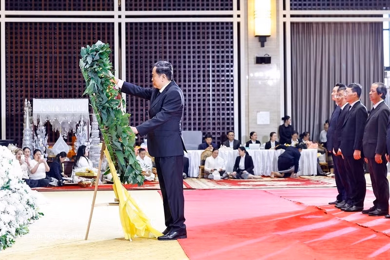 NA Chairman Tran Thanh Man and his entourage lay a wreath and observe a minute of silence in memory of Lao NA President Xaysomphone Phomvihane. (Photo: VNA)