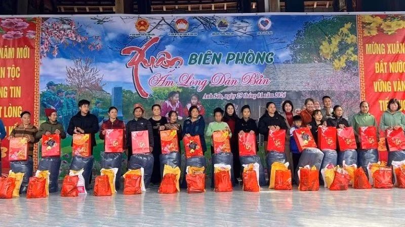 Presenting gifts to poor and near-poor households, and to families under preferential social policy in Anh Son Commune.
