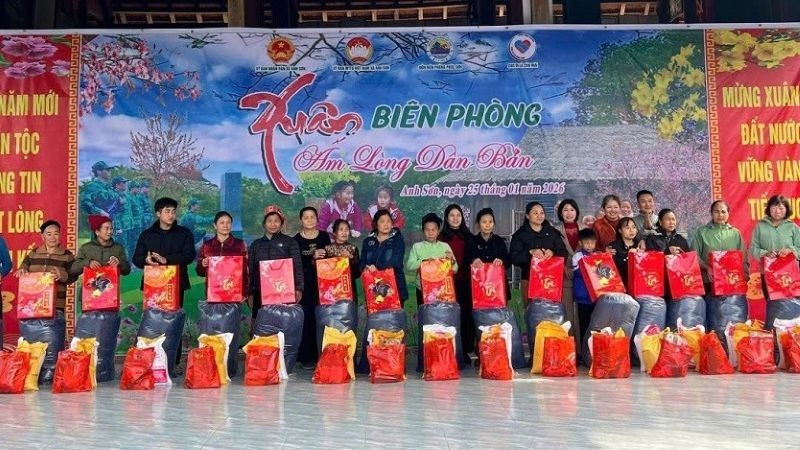 Presenting gifts to poor and near-poor households, and to families under preferential social policy in Anh Son Commune.