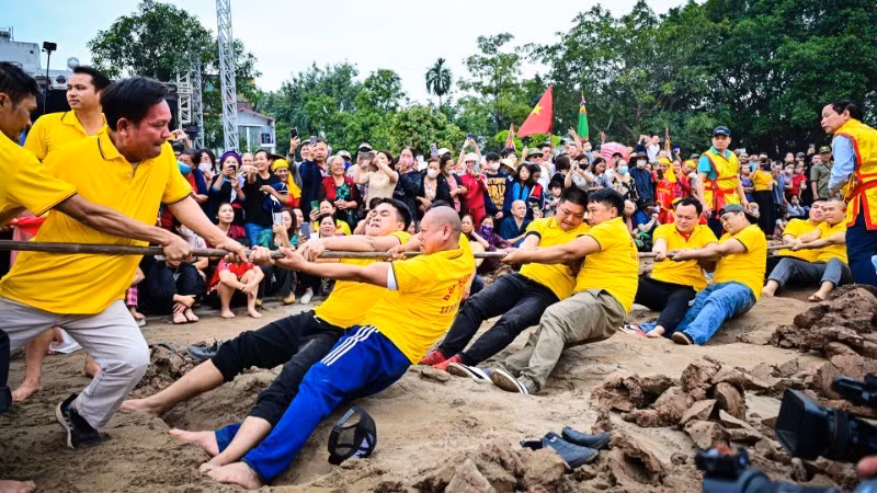 The programme marking 10 years since the tug-of-war ritual and game were recognised by UNESCO as an Intangible Cultural Heritage of Humanity attracted large numbers of domestic and international visitors. (Photo: Bao Long)