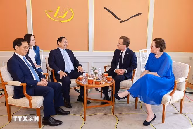 PM Pham Minh Chinh (second, left) meets with his Swedish counterpart Ulf Kristersson (second, right). (Photo: VNA)