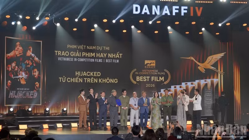 Award winners at the ceremony. (Photo: nhandan.vn)