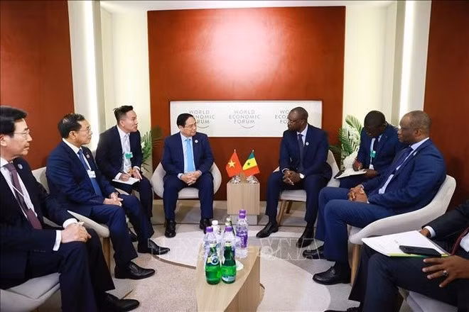The meeting between PM Pham Minh Chinh and his Senegalese counterpart Ousmane Sonko in Tianjin on June 25 (Photo: VNA)