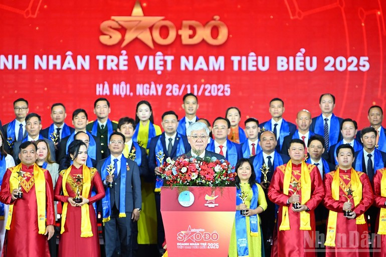 Do Van Chien, Politburo member, Permanent Vice Chairman of the National Assembly speaking at the event