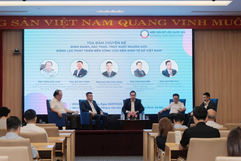 Experts at the thematic seminar “Identification, Authentication, Traceability – Driving Sustainable Development of Viet Nam’s Digital Economy”.